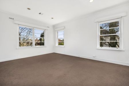 Large Toorak Apartment Offering Space, Style & Village Convenience - Photo 5
