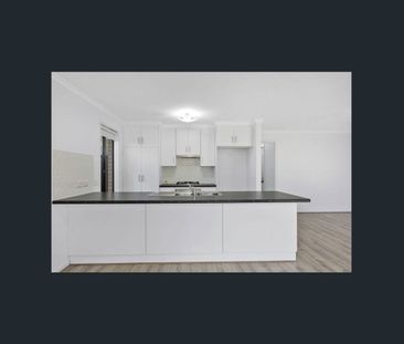 Modern Three Bedroom Family Home - Photo 2