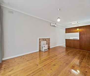Bright, Comfortable Unit Living in Leafy Clarence Park - Photo 2