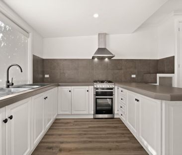 GEORGOUSLY UPDATED TWO BEDROOM HOME IN POPULAR BALLARAT EAST LOCALE - Photo 2