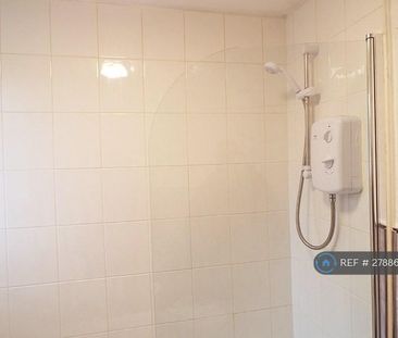 3 bedroom flat to rent - Photo 6