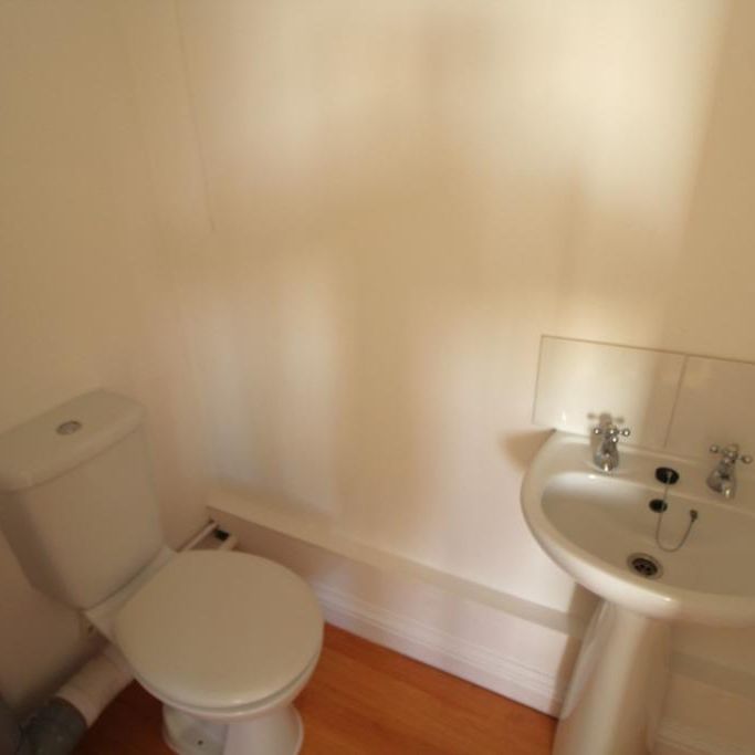 2 bedroom end of terrace house to rent - Photo 1