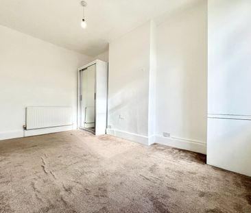 2 Bed Flat, Mortlake Road, IG1 - Photo 2