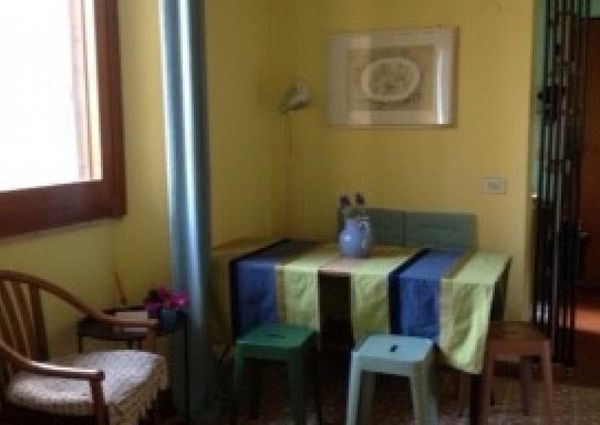 Trastevere-Terrace: 45sqm. Charming studio loft. Entrance, living room, separate kitchen, renovated bath, sleeping loft, large private terrace. Sunny, silent. Ref. 692