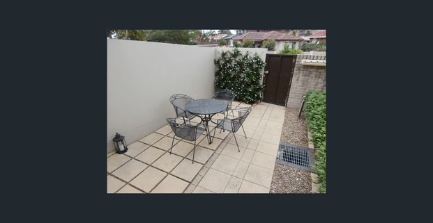 Light filled Townhouse! - Photo 1