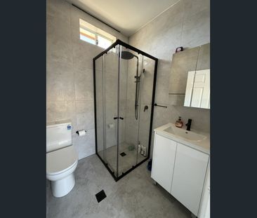 Neat 2 bedroom flat - Photo 2