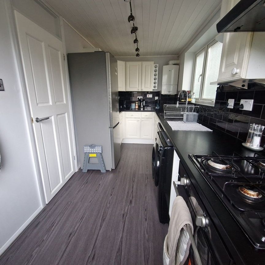 1 Bed Flat, Pampisford Road, CR8 - Photo 1