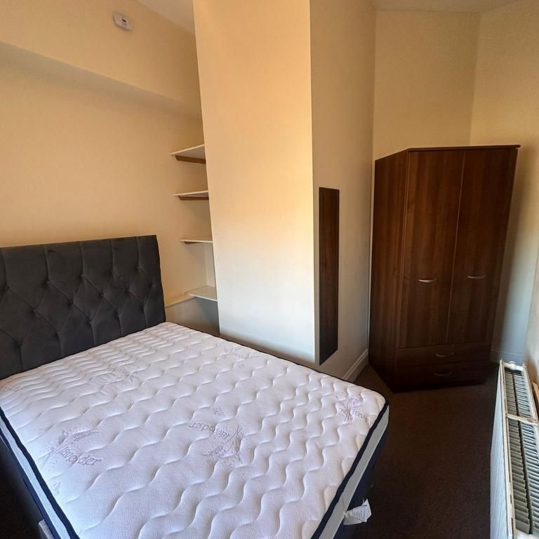 4 bedroom flat to rent - Photo 1