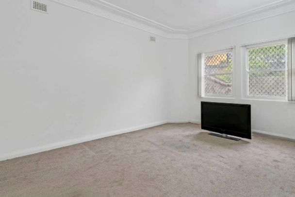 SPACIOUS TWO BEDROOM APARTMENT! - Photo 1