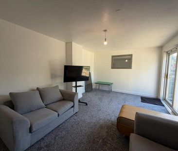 6 bedroom townhouse to rent - Photo 2