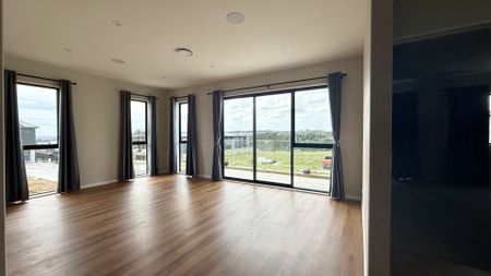 Large and luxurious in Flat bush - Photo 2