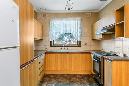 Spacious Family Home Close to West Lakes Shopping - Photo 4