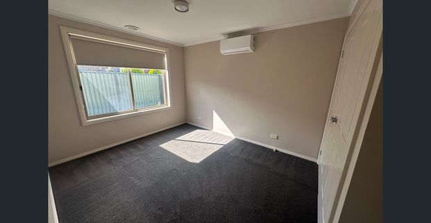 Spacious Three Bedroom Home - Photo 1