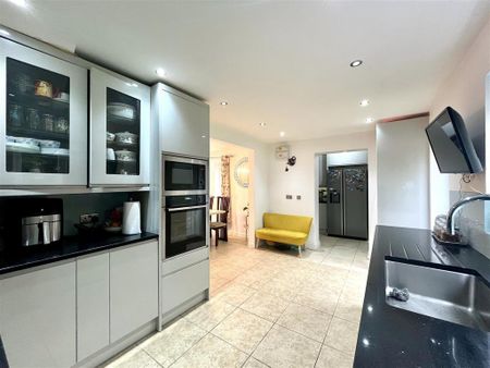 5 bedroom detached house to rent - Photo 2