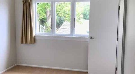 Generous 8 Bedroom house - Photo 4