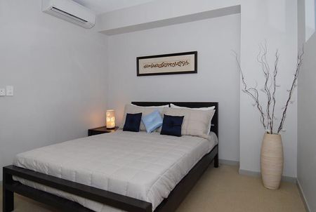 STUNNING 2 BED 2 BATH APARTMENT - Photo 2