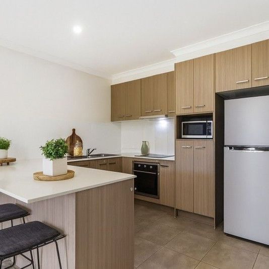 Pristine modern 3 bedroom townhouse - Photo 1