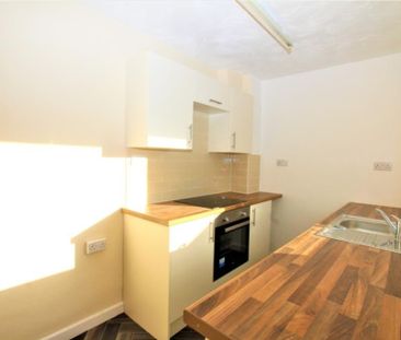 3 bedroom semi-detached house to rent - Photo 6