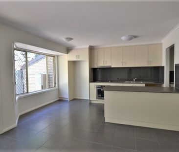 2 bedrooms Towhhouse situated in CARINA HEIGHTS - Photo 3