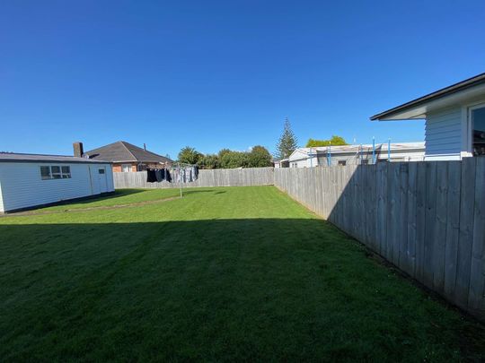 Charming Family Home in Te Atatu Peninsula - Photo 1