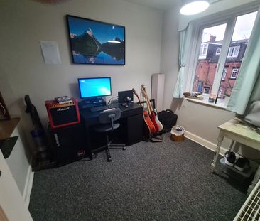 2 Bed - 26 Hartley Crescent, Woodhouse, Leeds - LS6 2LL - Student - Photo 2