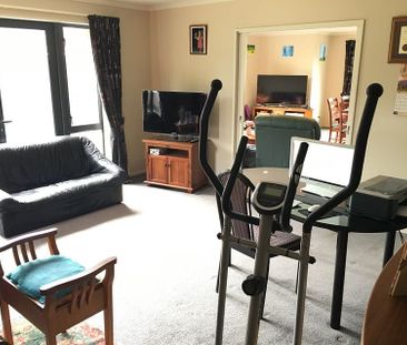 Prime Family Home in Quiet Street – Solar-Powered - Photo 4