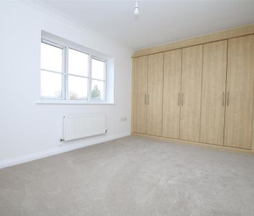 2 bedroom end of terrace house to rent - Photo 2
