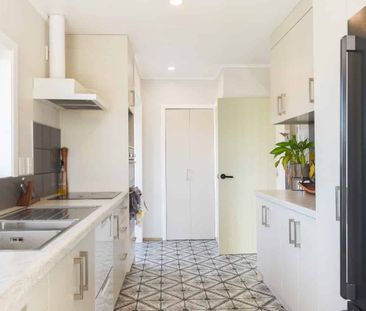 Gorgeous Sunny Home - Photo 2