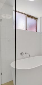 2 Bedroom apartment in fabulous location! - Photo 3