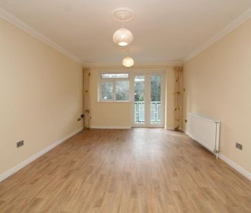3 Bed Flat, Kingsmere, BN1 - Photo 1
