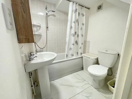 Avon Square - Photo 3