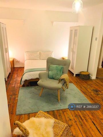 1 bedroom in a flat share to rent - Photo 5