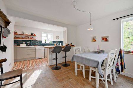 Beautifully refurbished 3 bedroom home available furnished or unfurnished, ideal for families or professionals. - Photo 2