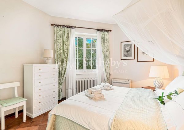 Elegante villa con giardino a due passi dal mare