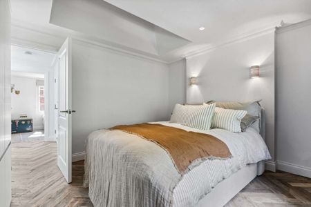 Stunning split level maisonette with wonderful views over Richmond Green - Photo 5