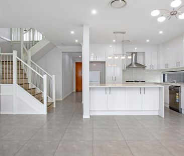5 Bedroom - 3 Bathroom - Multiple Living Areas - Photo 5