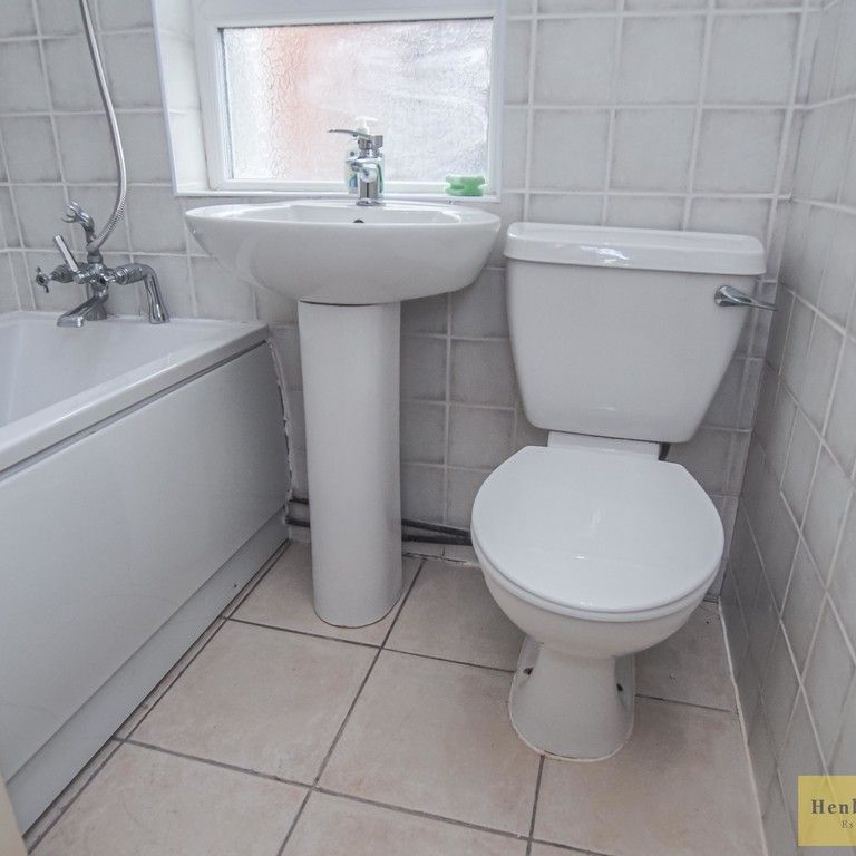 3 Bedroom End Terraced House For Rent - Photo 1