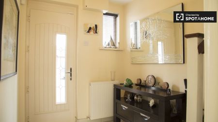 Inviting room in 3-bedroom apartment in Killester, Dublin - Photo 4