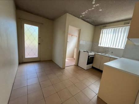 For Rent: Spacious 2-Bedroom Unit in Prime Location! Conveniently Located Near Shops & Train Station - Photo 5