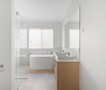 Brand new with low maintennace - Photo 6