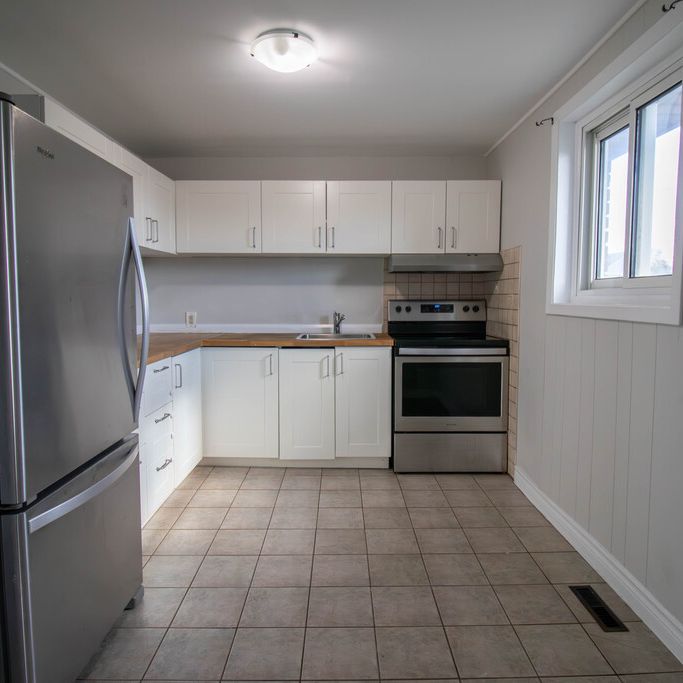 **COZY** 2 Bedroom Main + Den Unit in Welland!! - Photo 1