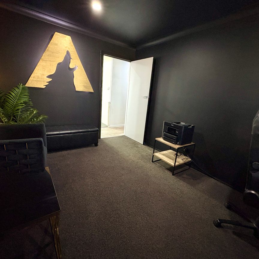 Move In Before Christmas! – Beautifully Renovated 4-Bedroom Home (27 Week Lease Only) - Photo 1