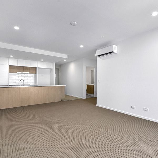 EXECUTIVE UNIT ON THE 9TH FLOOR 2 BED APARTMENT! - Photo 1