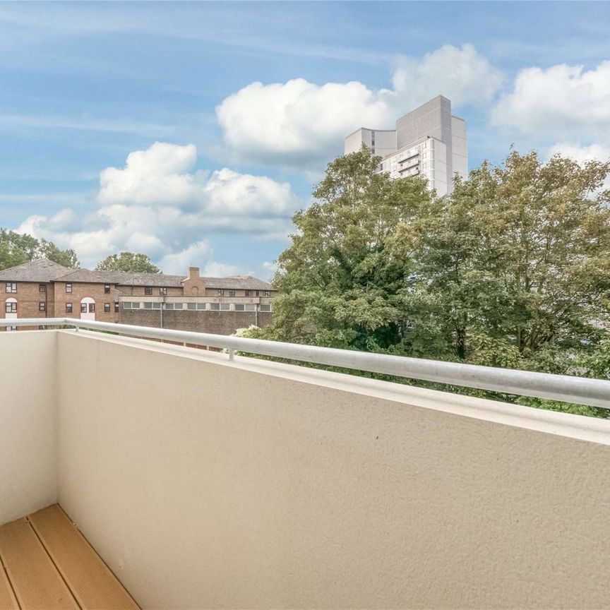 Spacious studio apartment located in the heart of Wandsworth close to Southside Shopping Center. The property is furnished and benefits from a private balcony. - Photo 1