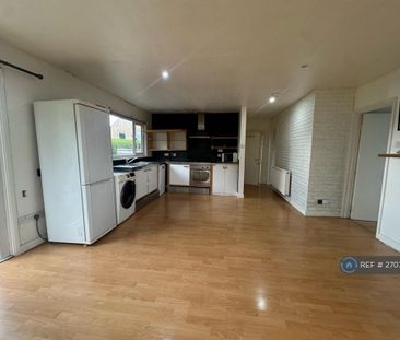 3 bedroom flat to rent - Photo 4