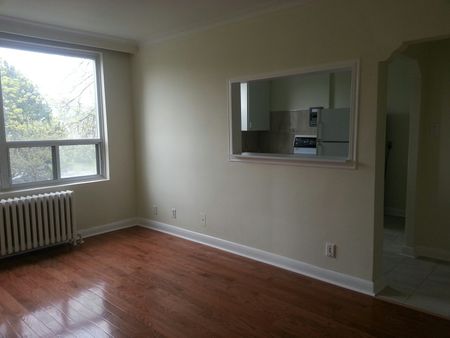 Tastefully renovated 2 bedroom in quiet building - Photo 4