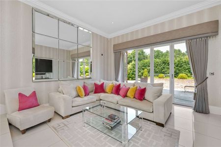 An elegant and spacious six bedroom family home set behind electric gates. - Photo 4