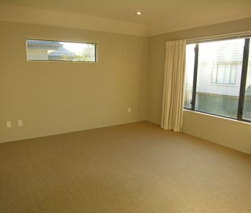 Spacious, sunny 3 bedroom Townhouse in St Albans - Photo 3