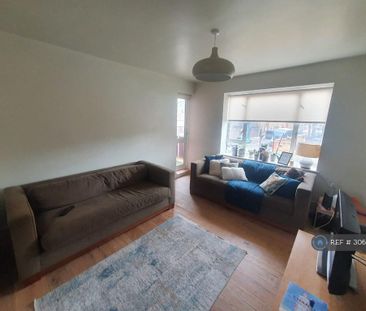 1 bedroom in a flat share to rent - Photo 4
