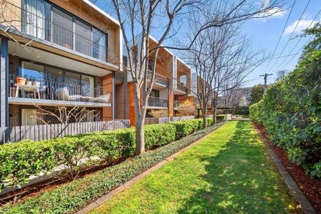 Lowanna St - architectural award winning apartment - Photo 2